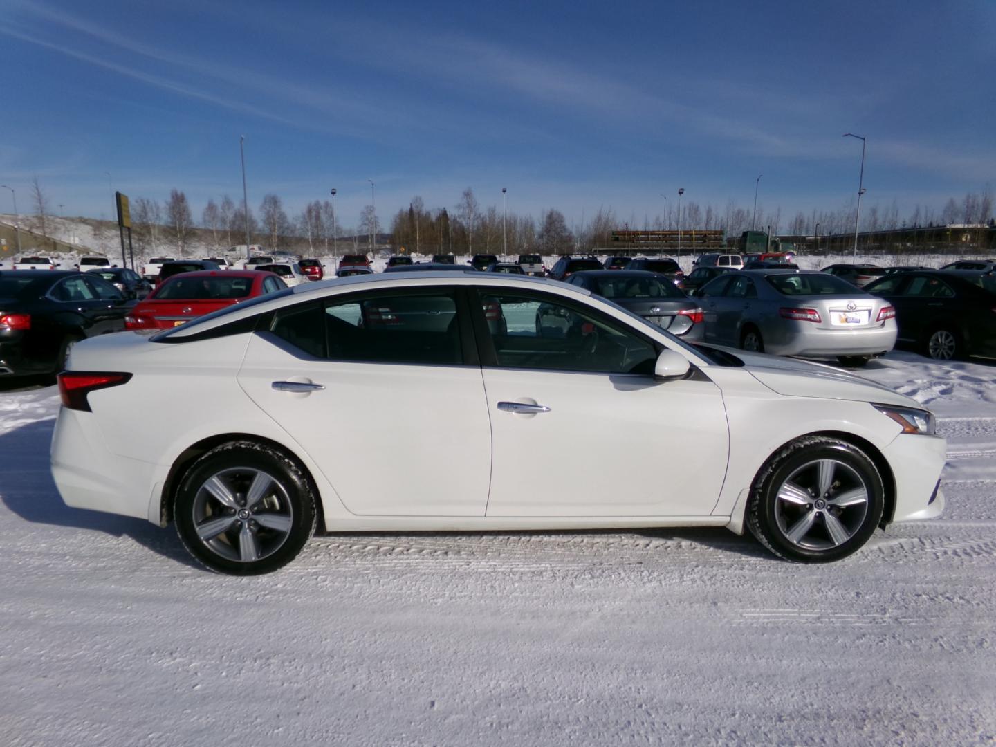 2022 White /Black Nissan Altima 2.5 SV AWD (1N4BL4DW4NN) with an 2.5L L4 DOHC 16V engine, CVT transmission, located at 2630 Philips Field Rd., Fairbanks, AK, 99709, (907) 458-0593, 64.848068, -147.780609 - Photo#2